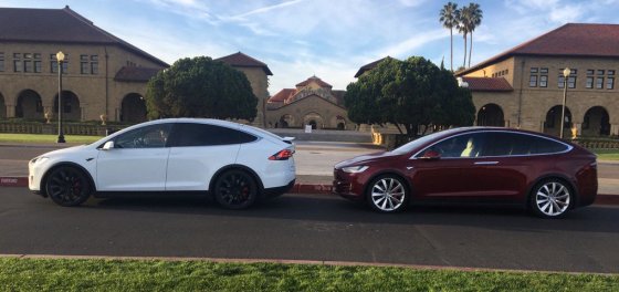 Linkes Tesla Model X mit eingebauter Selbstfahrtechnologie