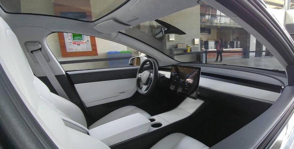 Tesla Model 3 Innenraumfoto geleakt – Der letzte Führerscheinneuling…