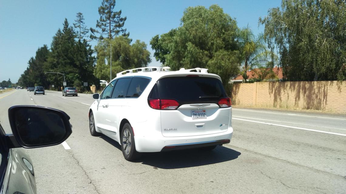 Fiat-Chrysler Pacifica Minivan von unbekannten Unternehmen